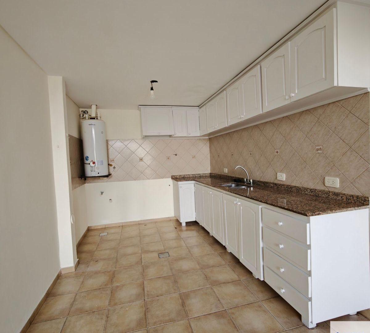 Foto de Departamento en alquiler c/ cochera en Maipú, imagen 2