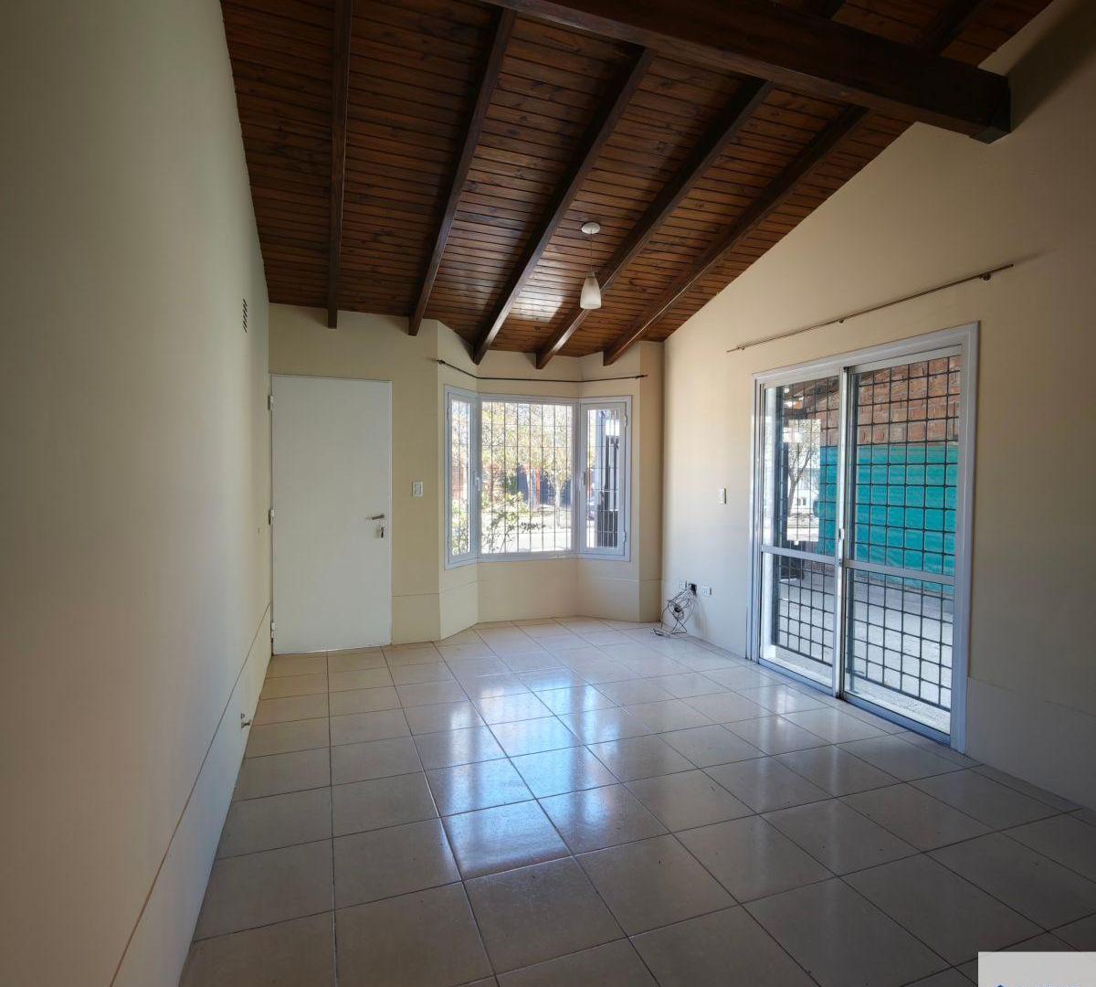 Foto de Casa en alquiler c/ cochera en Maipú, imagen 2