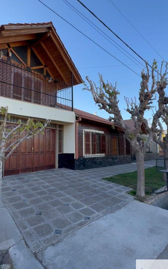 Foto de Casa en venta de 4 dormitorios c/ cochera en Maipú, imagen 2