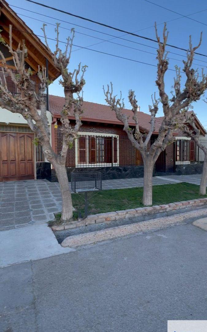 Foto de Casa en venta de 4 dormitorios c/ cochera en Maipú, imagen 1
