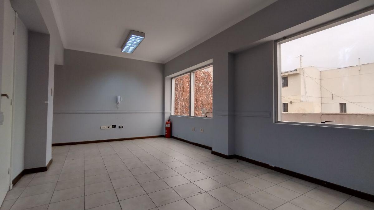 Foto de Exclusiva Oficina Dúplex en Alquiler, 130 m² en Pedro Molina y Av, imagen 3