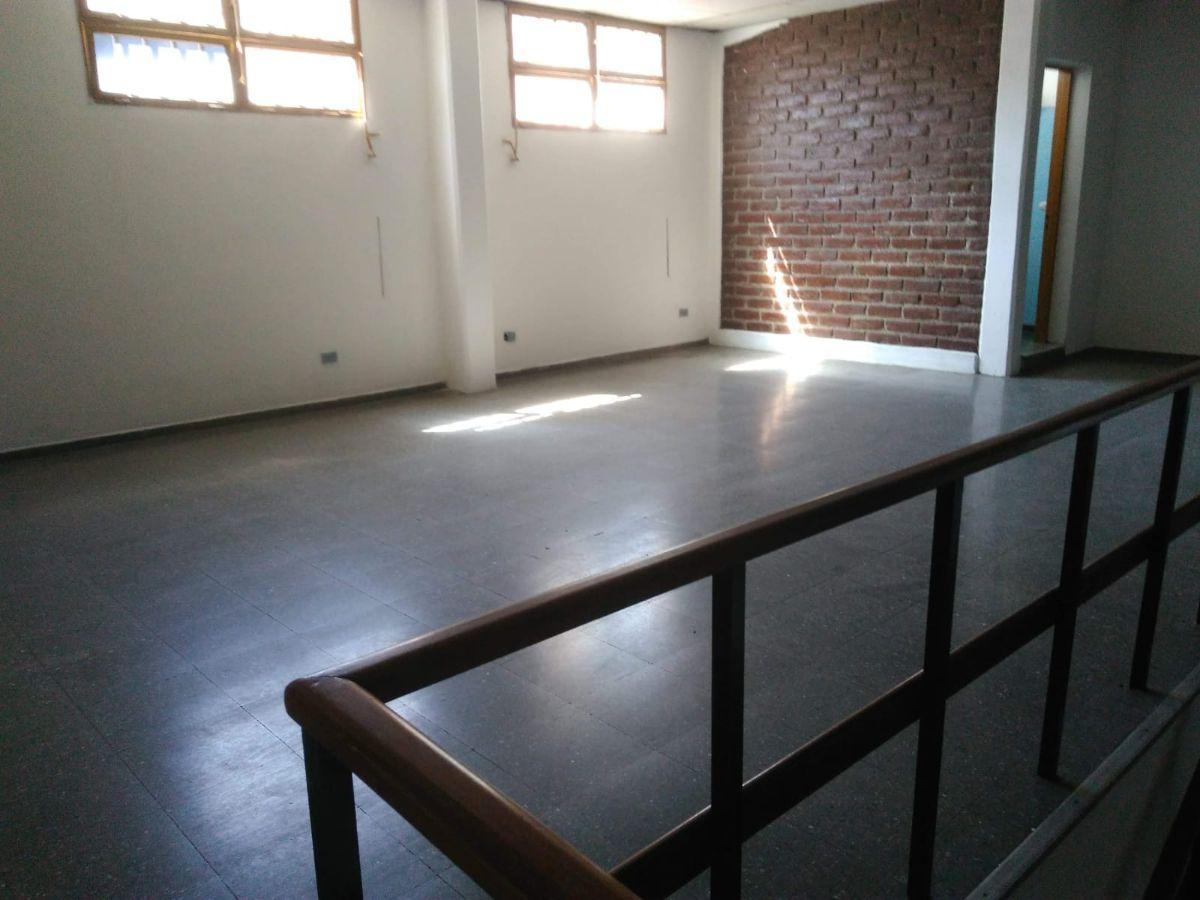 Foto de MONTECASEROS Y TUCUMAN - LOCAL/SHOW ROM/OFICINAS/DEPOSITO- DOS, imagen 2