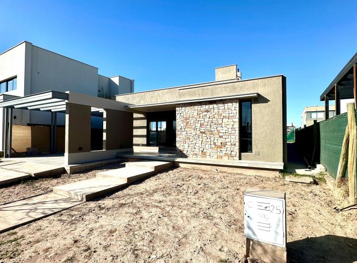 CASA EN VENTA BARRIO TIERRAS ALTAS 4