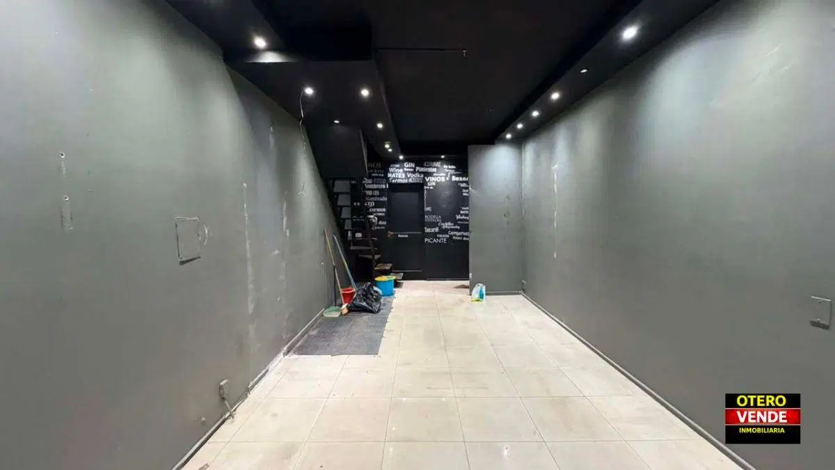Inmobiliaria Otero ALQUILA ubicadísimo salón comercial sobre calle Espejo. 4