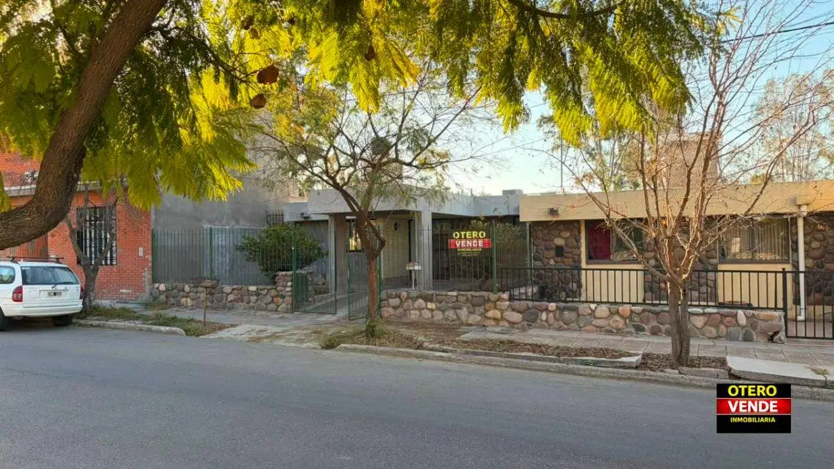 Casa en Venta con Amplio Jardín en Barrio SUPE, Godoy Cruz 3