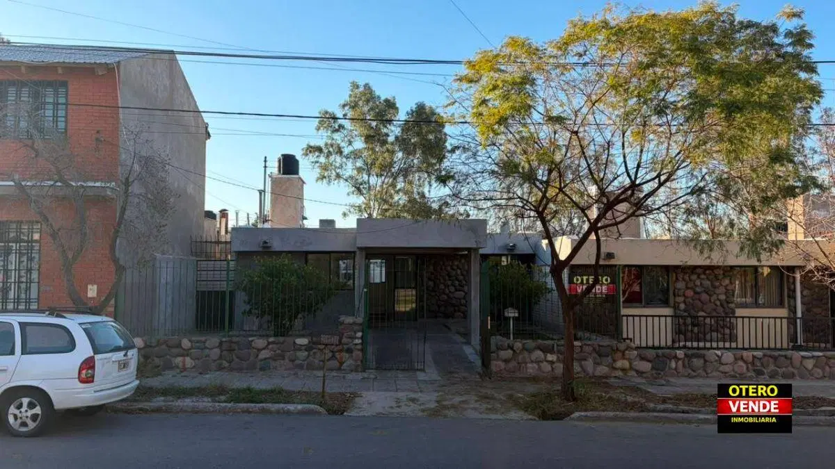 Casa en Venta con Amplio Jardín en Barrio SUPE, Godoy Cruz 2
