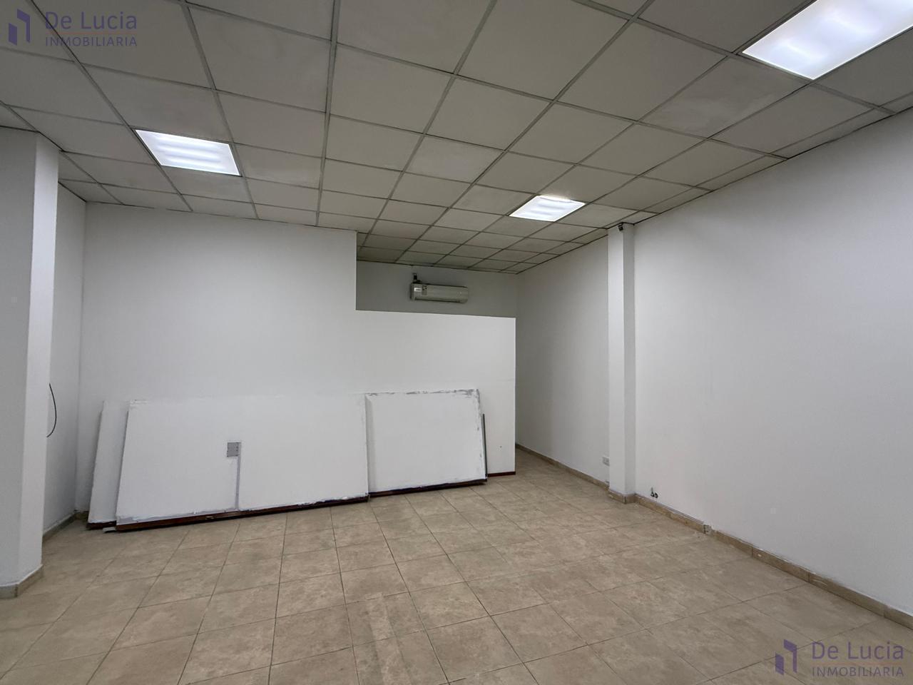 Foto de LOCAL COMERCIAL 60 m² – A METROS DE SAN MARTÍN Y BELTRÁN, imagen 3