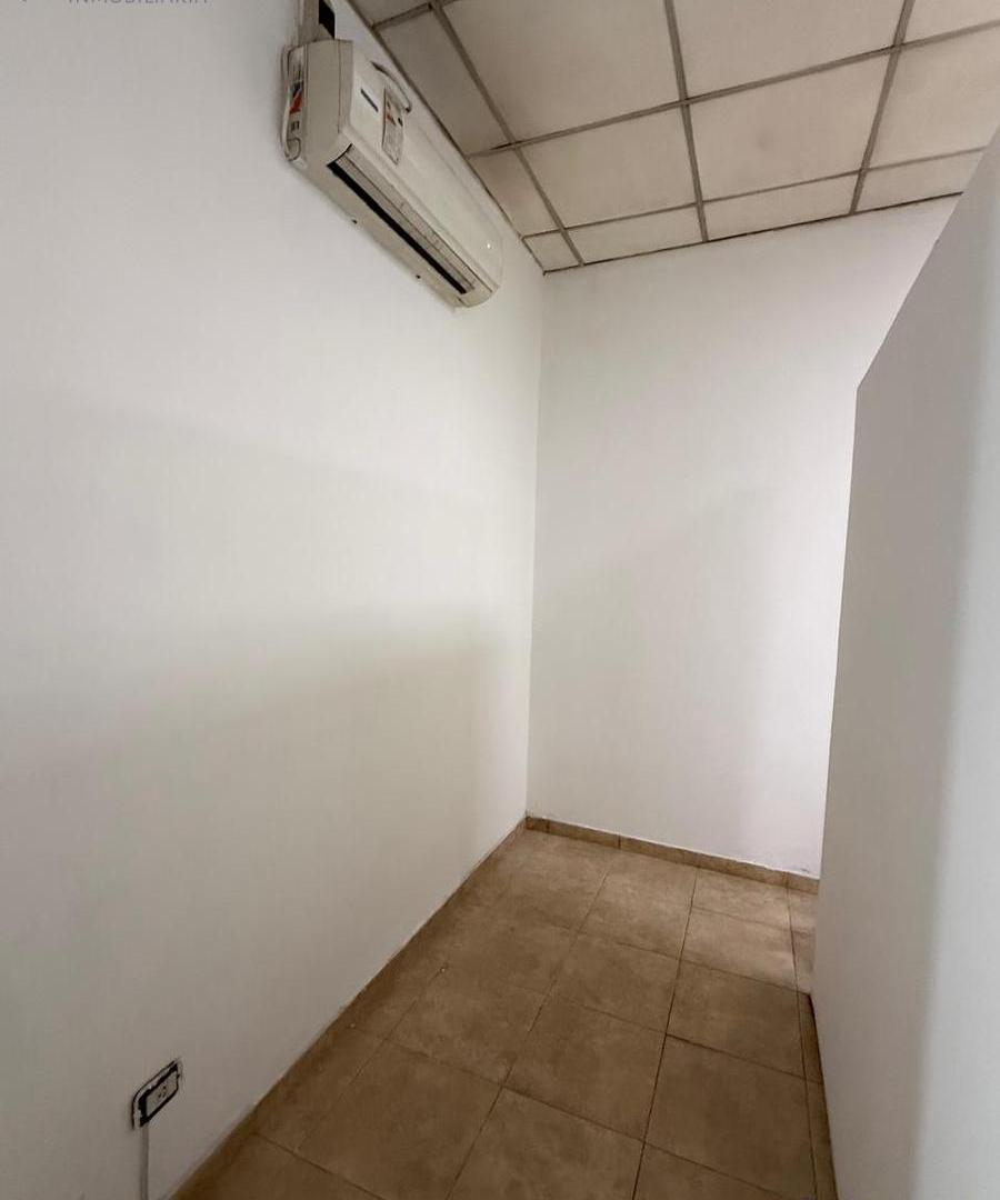 Foto de LOCAL COMERCIAL 60 m² – A METROS DE SAN MARTÍN Y BELTRÁN, imagen 4