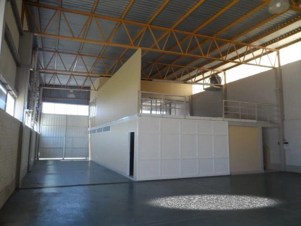 Galpón con Salón Comercial en Alquiler, Carril Maza 4