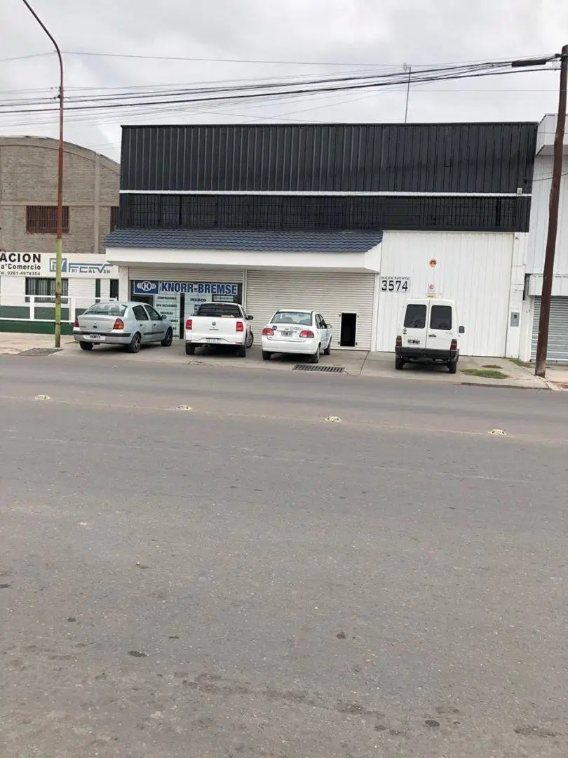 Galpón con Salón Comercial en Alquiler, Carril Maza 2