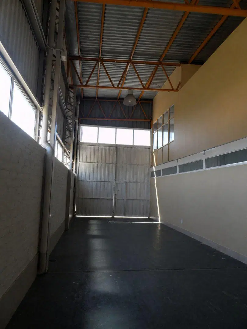 Galpón con Salón Comercial en Alquiler, Carril Maza 3
