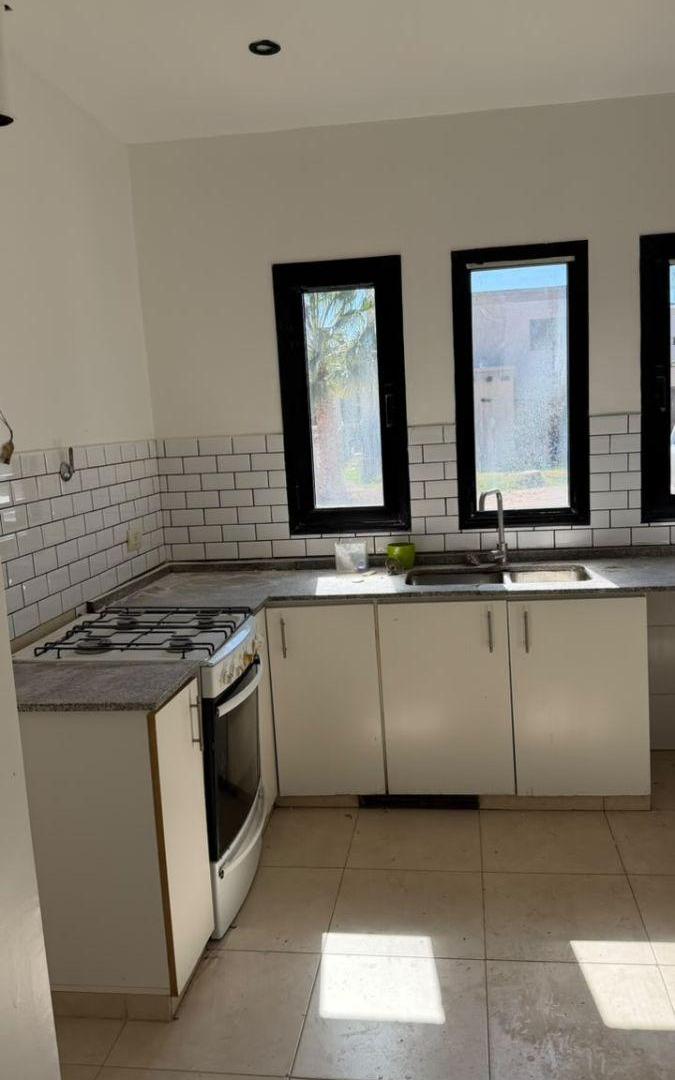 Foto de Veronica Tahan Negocios inmobiliarios ofrece en alquiler casa en Barrio, imagen 5