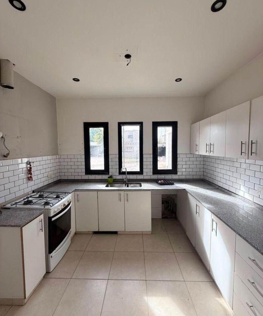 Foto de Veronica Tahan Negocios inmobiliarios ofrece en alquiler casa en Barrio, imagen 3