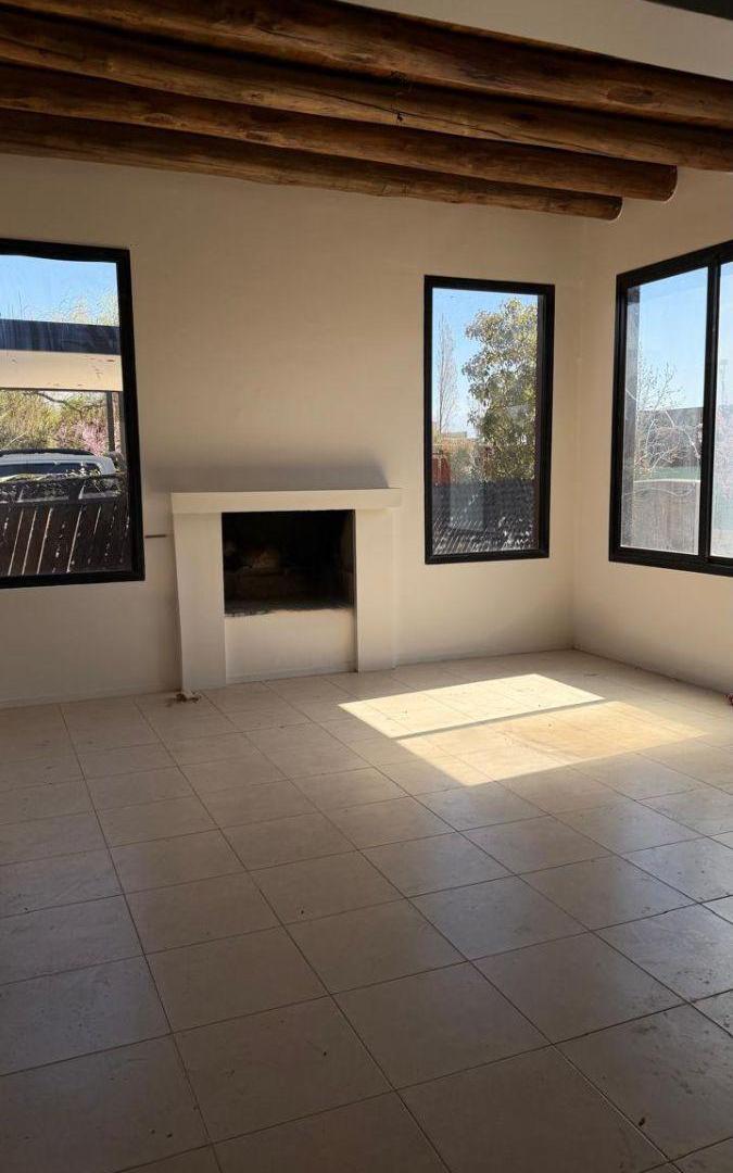 Foto de Veronica Tahan Negocios inmobiliarios ofrece en alquiler casa en Barrio, imagen 4