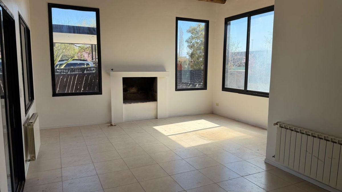 Foto de Veronica Tahan Negocios inmobiliarios ofrece en alquiler casa en Barrio, imagen 2