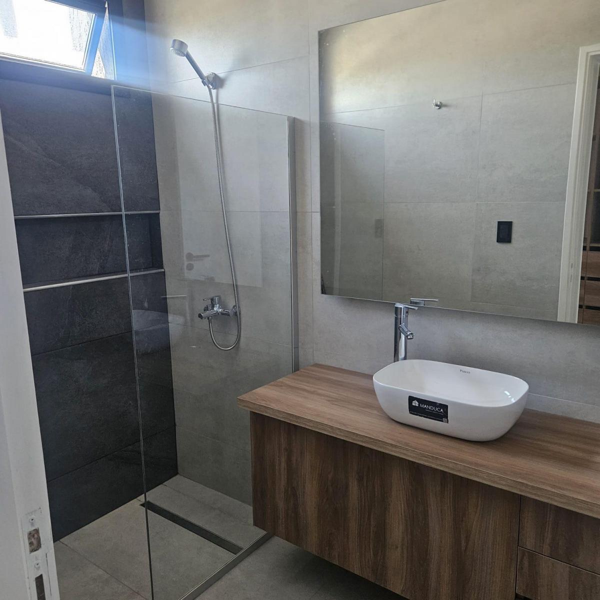 Casa de Categoría a La Venta en Barrio Privado de Guaymallen 2
