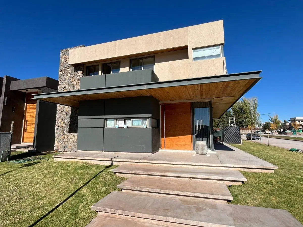Casa de Categoría en Barrio Yrigoyen 1