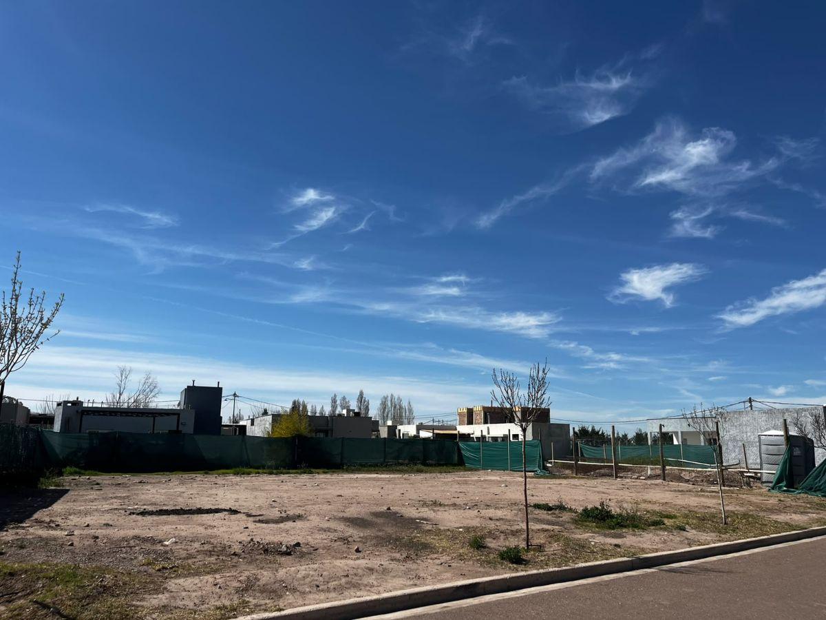 Foto de Gres Inmobiliaria Vende Lote en barrio Gardens, imagen 4