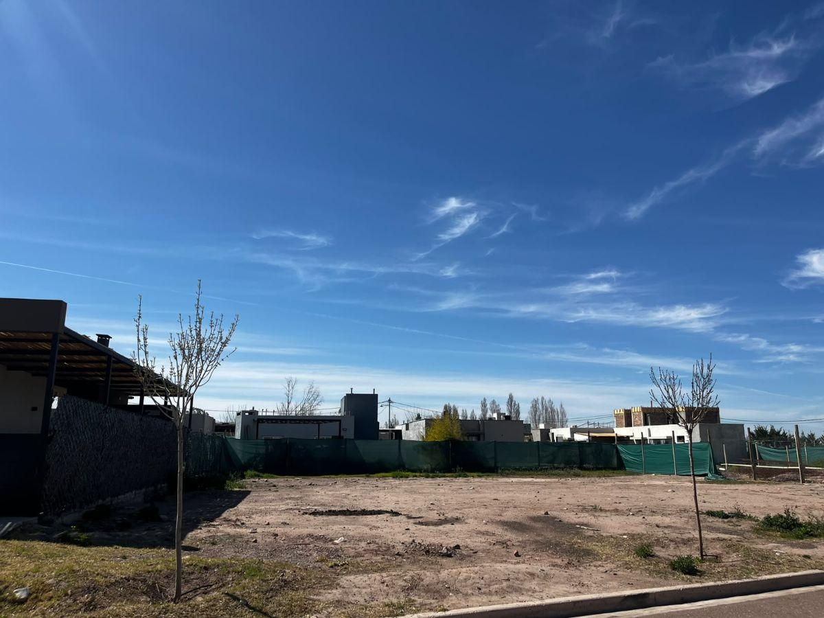 Foto de Gres Inmobiliaria Vende Lote en barrio Gardens, imagen 3
