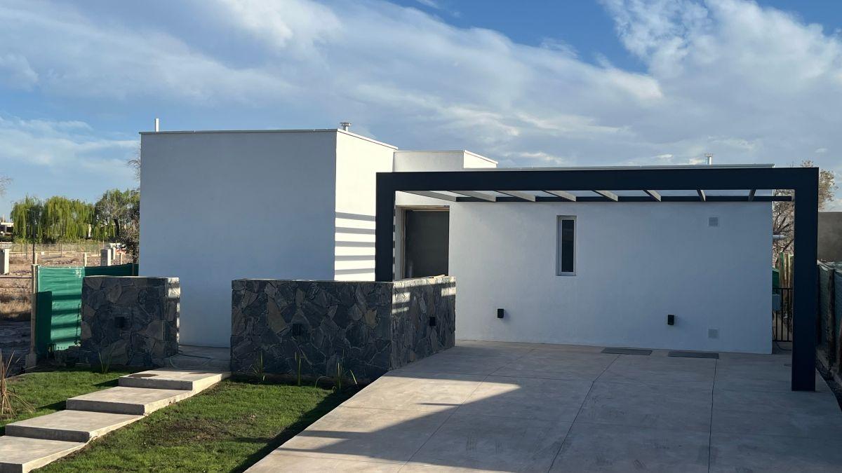 Foto de Casa de 3 dormitorios con cochera doble, jardín y churrasquera en Lar, imagen 1