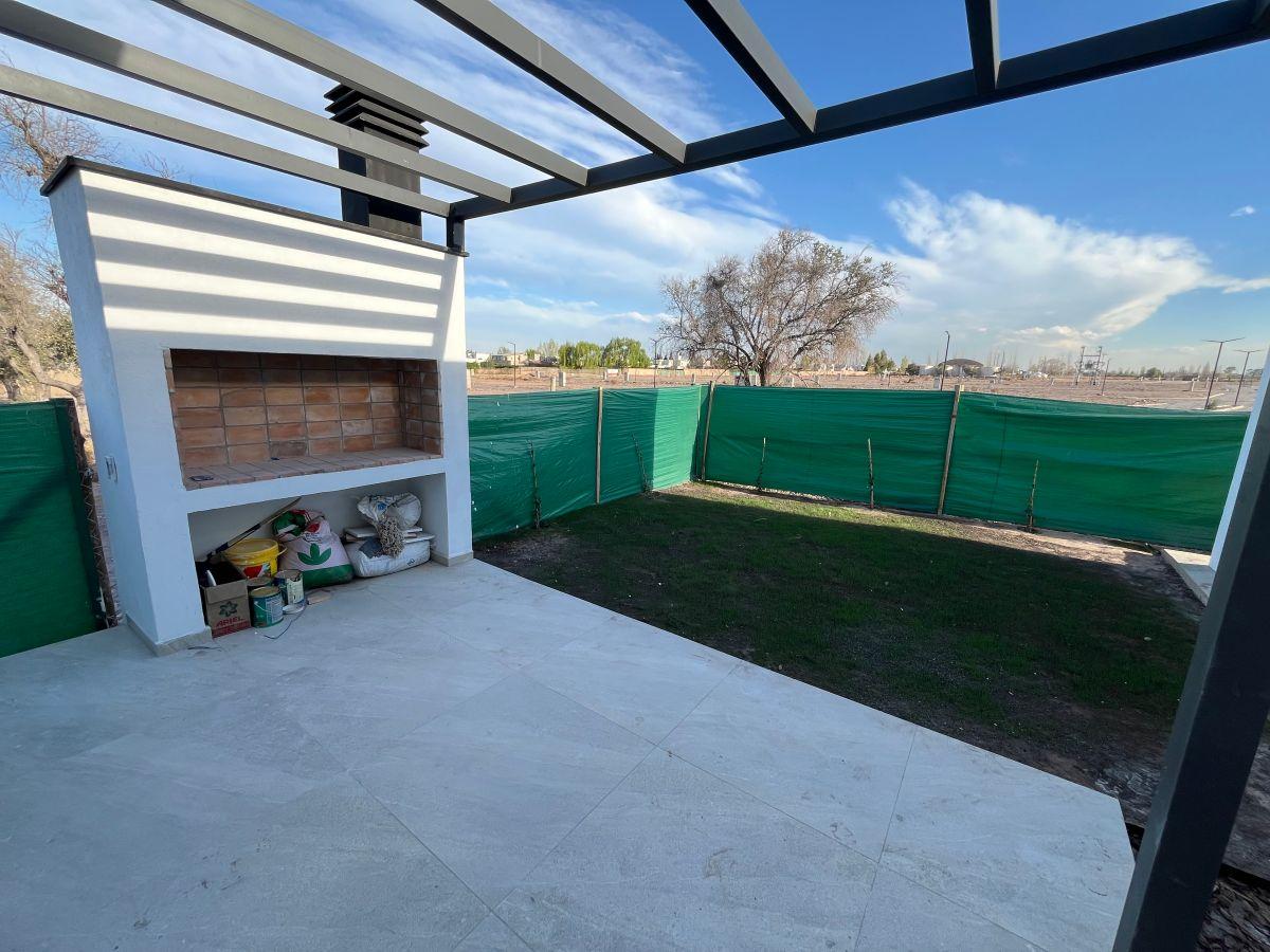 Foto de Casa de 3 dormitorios con cochera doble, jardín y churrasquera en Lar, imagen 5