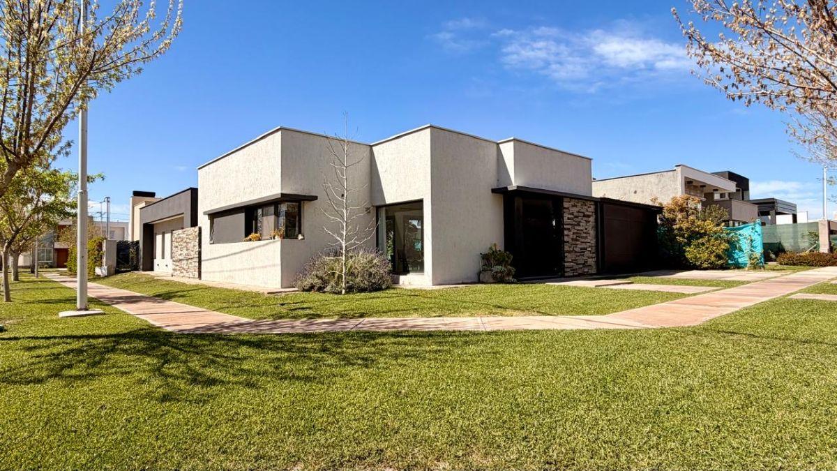 Foto de Grupo Gres vende hermosa casa en el Barrio Milcayac, imagen 1