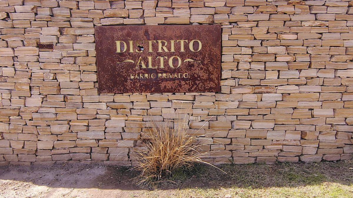 Foto de Gres Inmobiliaria Vende Terreno con Casa a terminar en Distrito Alto, imagen 1