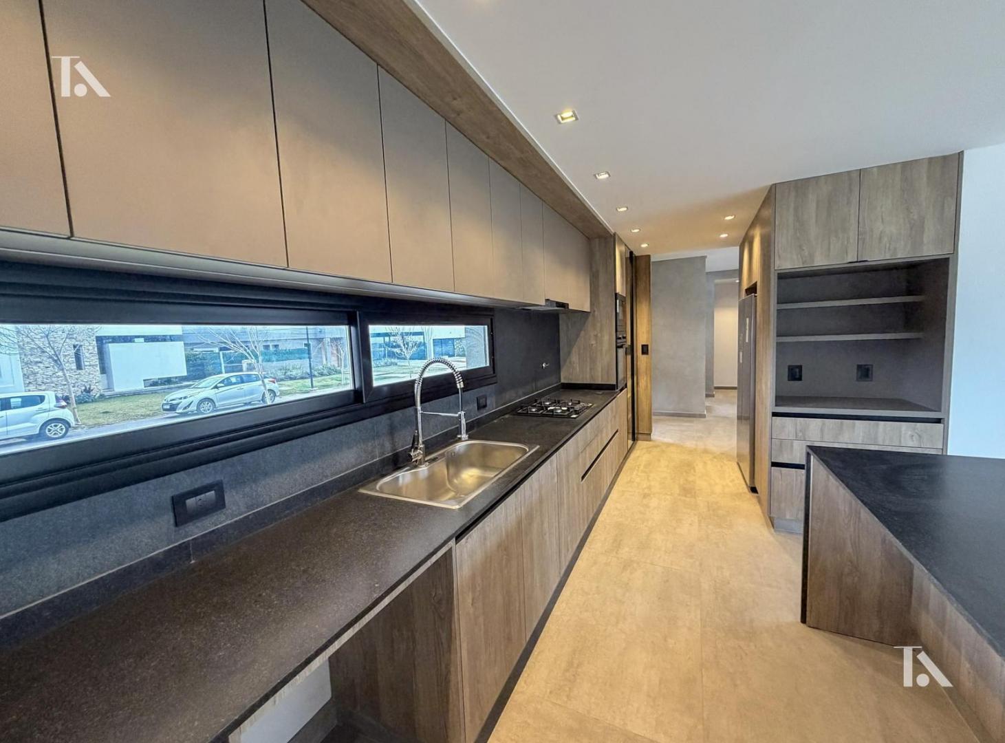 Foto de CASA EN VENTA 4 DORMITORIOS- GRAN PLAY ROOM -BARRIO GRAN BOEDO -LUJAN, imagen 4