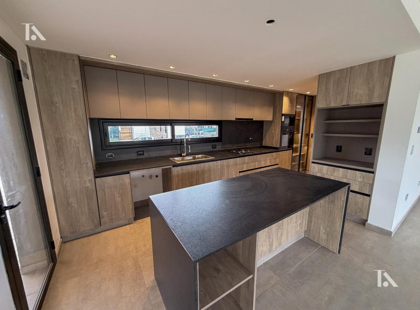Foto de CASA EN VENTA 4 DORMITORIOS- GRAN PLAY ROOM -BARRIO GRAN BOEDO -LUJAN, imagen 2