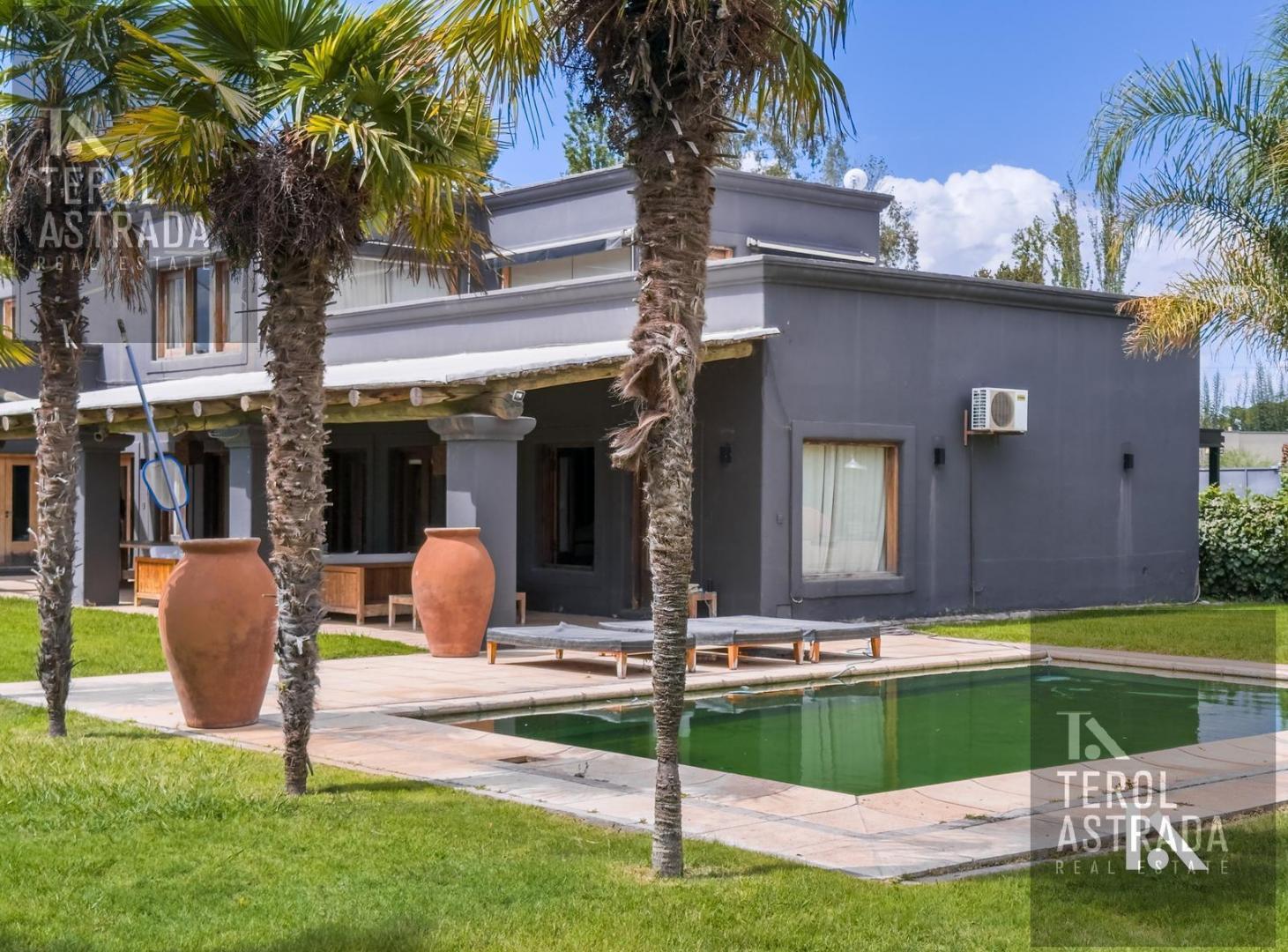 EXCLUSIVA CASA DE DISEÑO EN CHACRAS DE CORIA