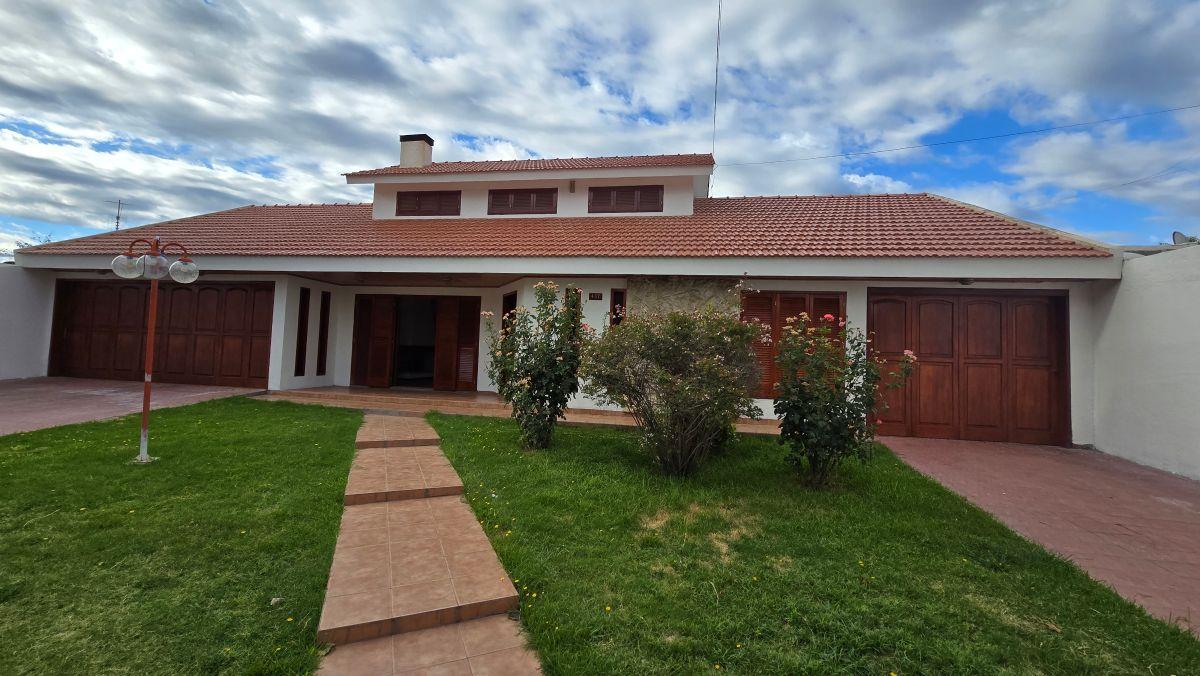 Vendo amplia casa en el centro de San Martín - 4 dormitorios -