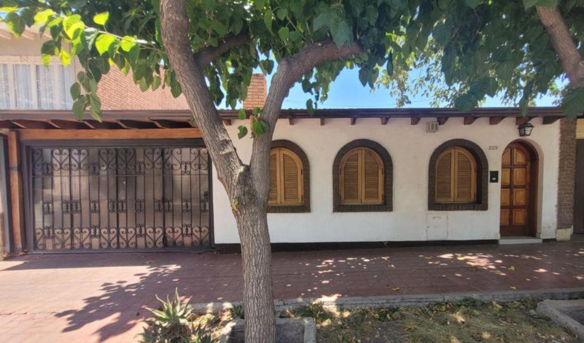 Foto de BOURGUET PROPIEDADES VENDE ESPECTACULAR CASA EN BARRIO BANCARIO!!!, imagen 1