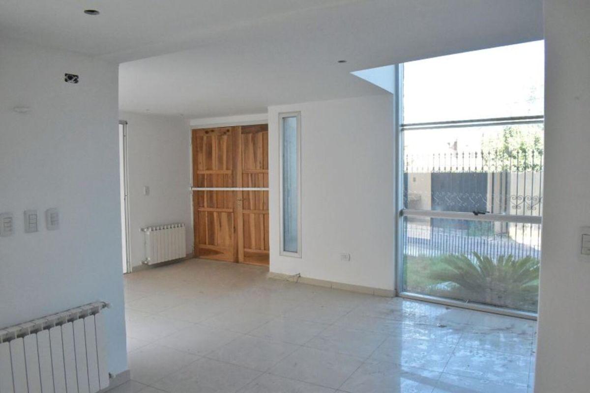 Foto de BOURGUET PROPIEDADES VENDE ESPECTACULAR DUPLEX UBICADO EN BARRIO, imagen 4