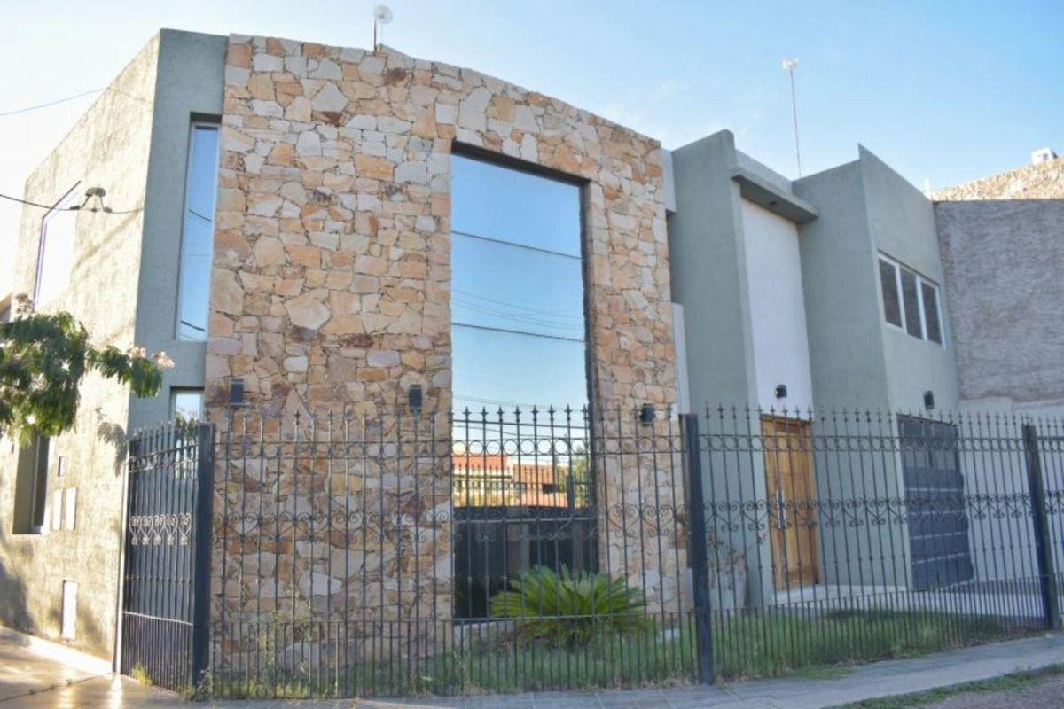 Foto de BOURGUET PROPIEDADES VENDE ESPECTACULAR DUPLEX UBICADO EN BARRIO, imagen 1