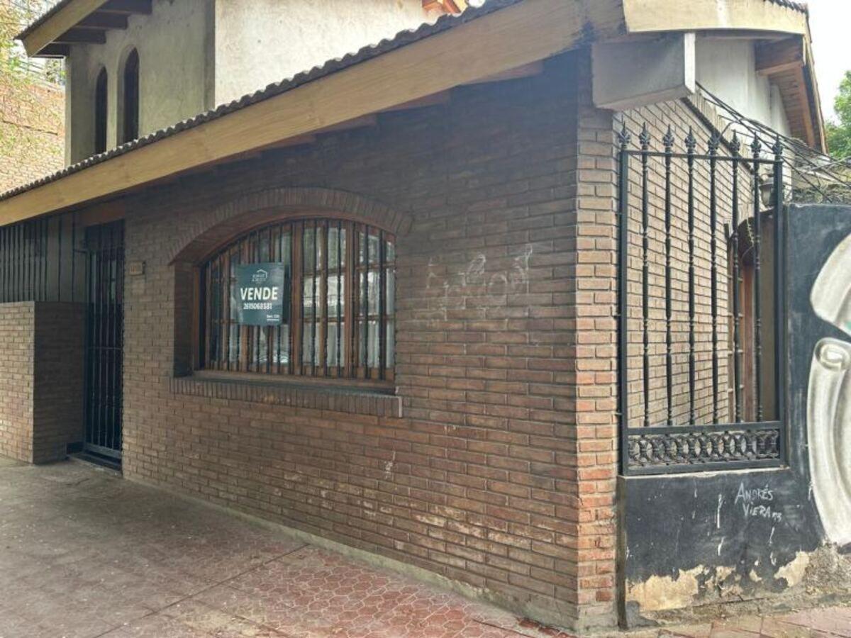 Foto de BOURGUET & OROZCO PROPIEDADES VENDE CASA ESQUINA EN GODOY CRUZ – IDEAL, imagen 2