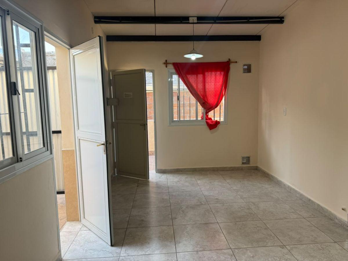 Foto de LANDART ALQUILA DEPARTAMENTO PLANTA BAJA CIUDAD | calle Chenaut, imagen 3