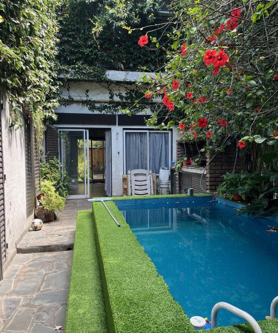 Hermosa casa de época con 3 dormitorios , pileta y parrilla, 230 m² en venta en Flores Sur