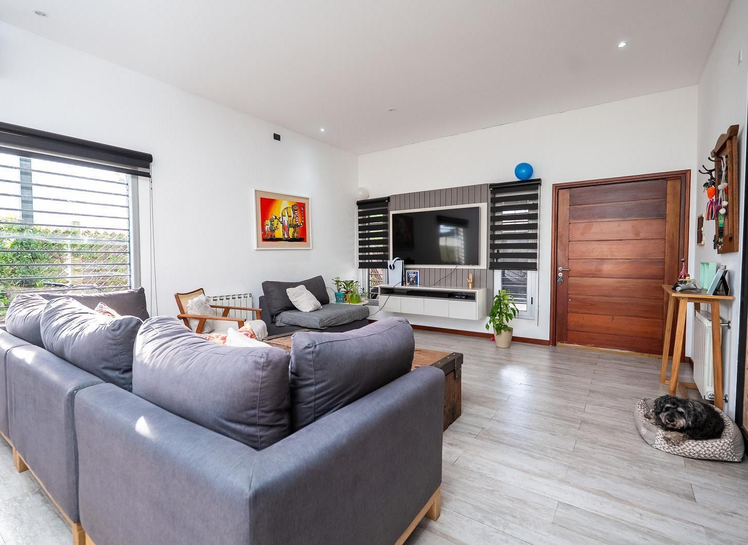 Foto de CASA EN VENTA DE 3 DORMITORIOS CON PARQUE Y PILETA EN CITY BELL, imagen 2