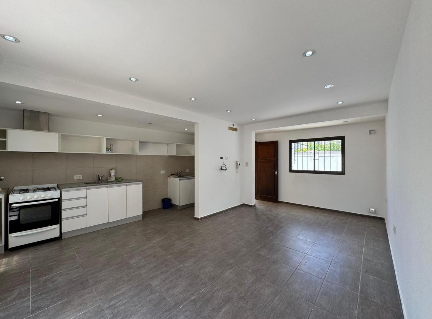 Foto de PH / casa en alquiler en La Plata, 2 dormitorios y patio, imagen 1