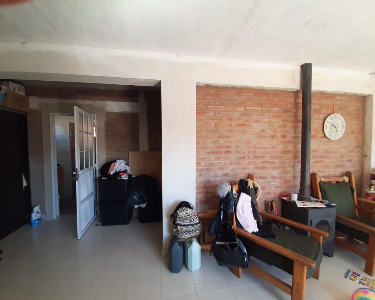 Casa mas lote a la venta en Villa Parque Siquiman. (C171)