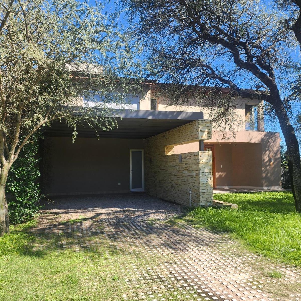 Casa a la venta en Valle del Golf. (C382)