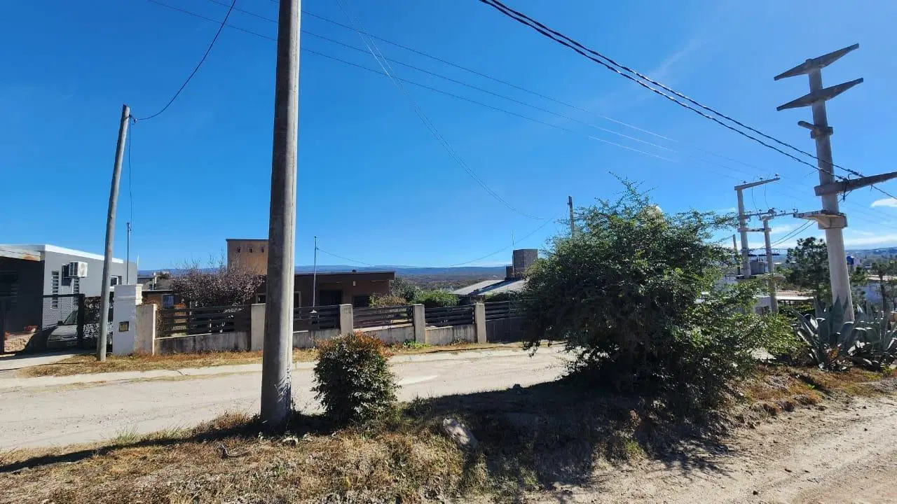 Lote a la venta en Villa Parque Siquiman. (L426) 2