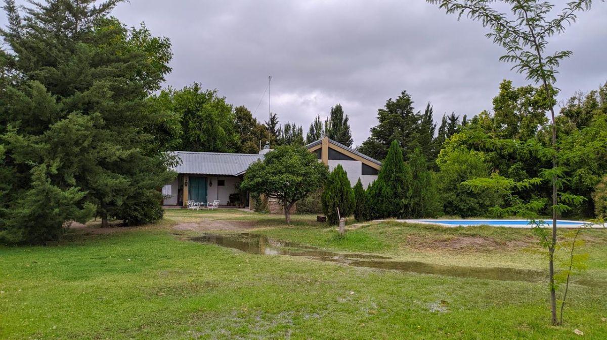 Estupenda casa (tipo gran chalet) en Rawson 1900 -esq. Ortubia- excelente punto de San Rafael / Mza