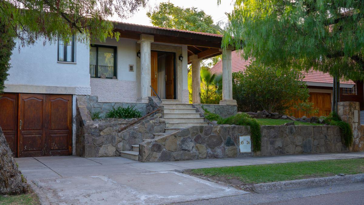 Fantástica casa / jerárquico B° Dalvian (C° de las Mentas y C° La Angostura), en lo alto de Mendoza