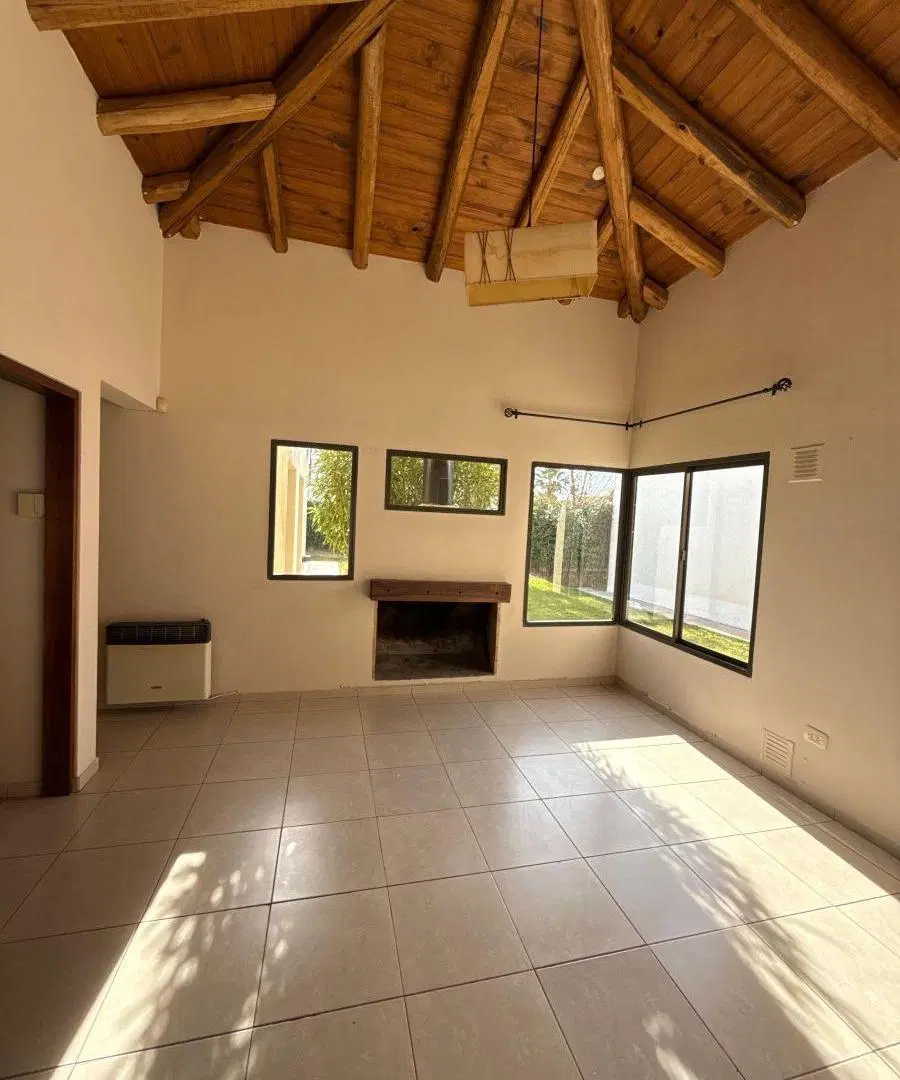 ESPACIOSA CASA, B° privado FURLOTTI / PALMA (entre Ozamis y Maza) / Maipú 5
