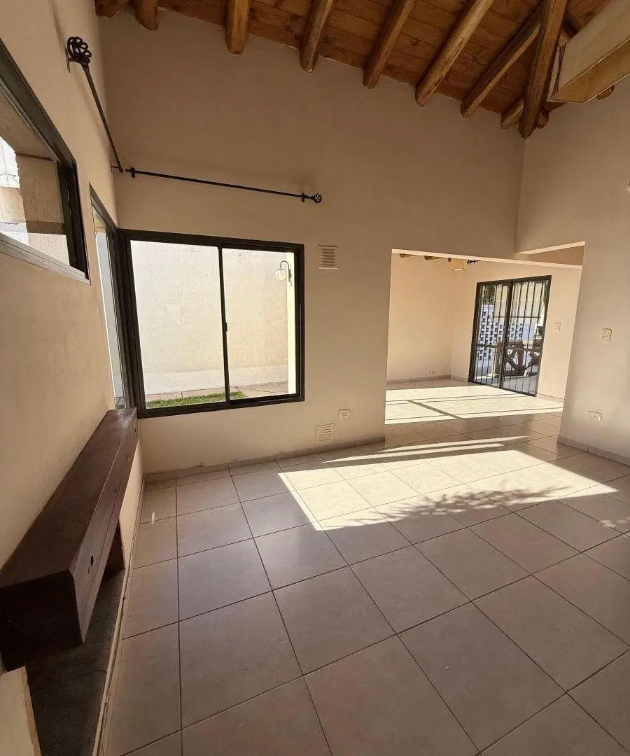 ESPACIOSA CASA, B° privado FURLOTTI / PALMA (entre Ozamis y Maza) / Maipú 4