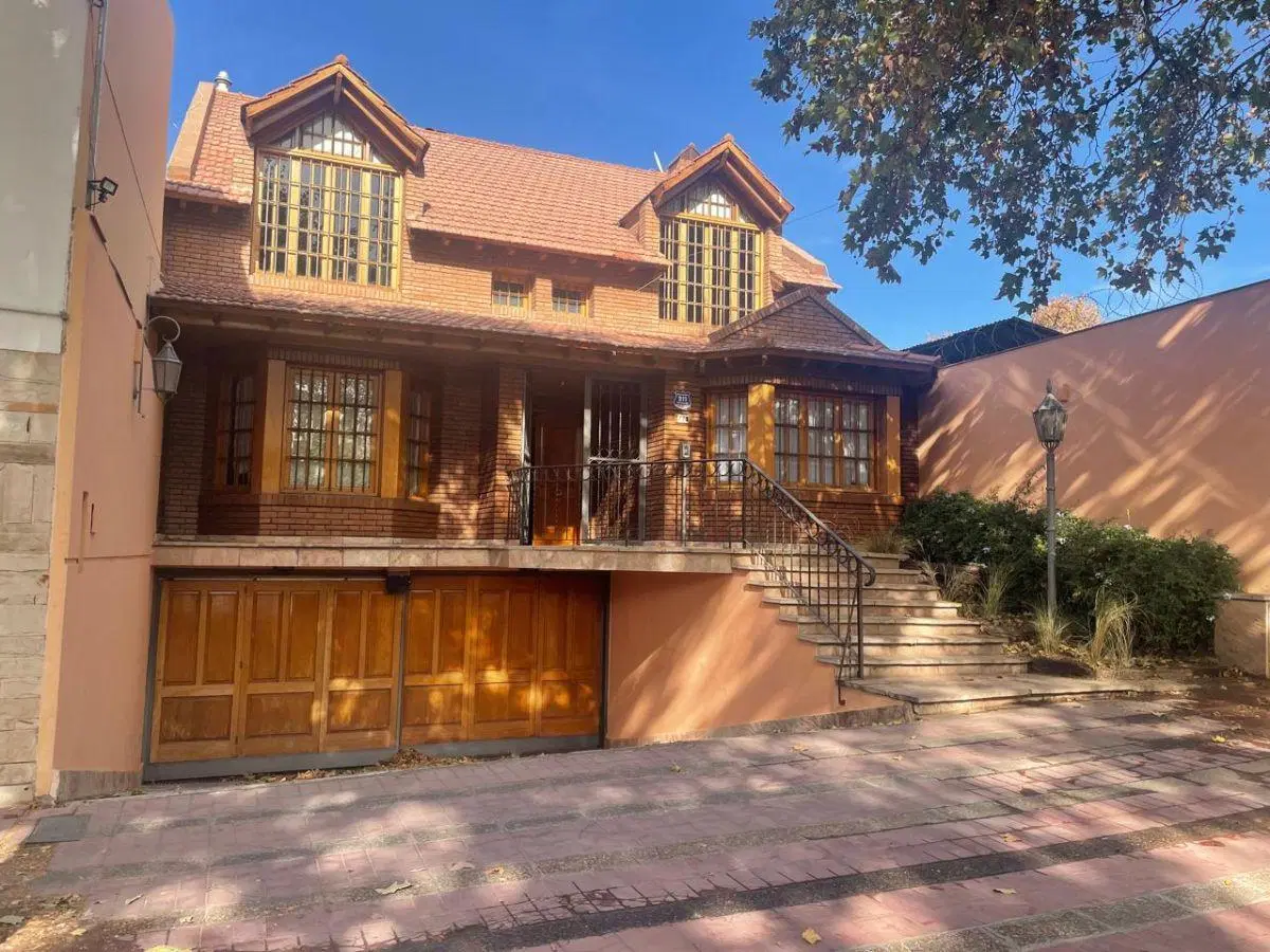 Fantástica casa, Paraná 774 ( corazón de la Sexta Sección ) Mendoza 2