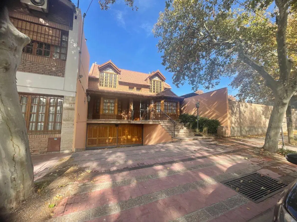 Fantástica casa, Paraná 774 ( corazón de la Sexta Sección ) Mendoza 4