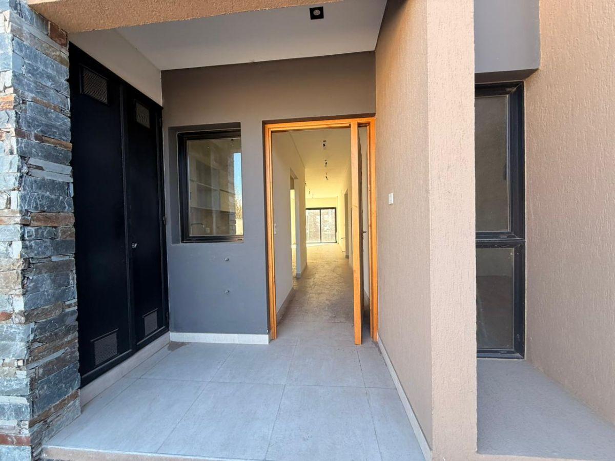 Foto de Notable casa a estrenar / B° Sol Andino III, imagen 4