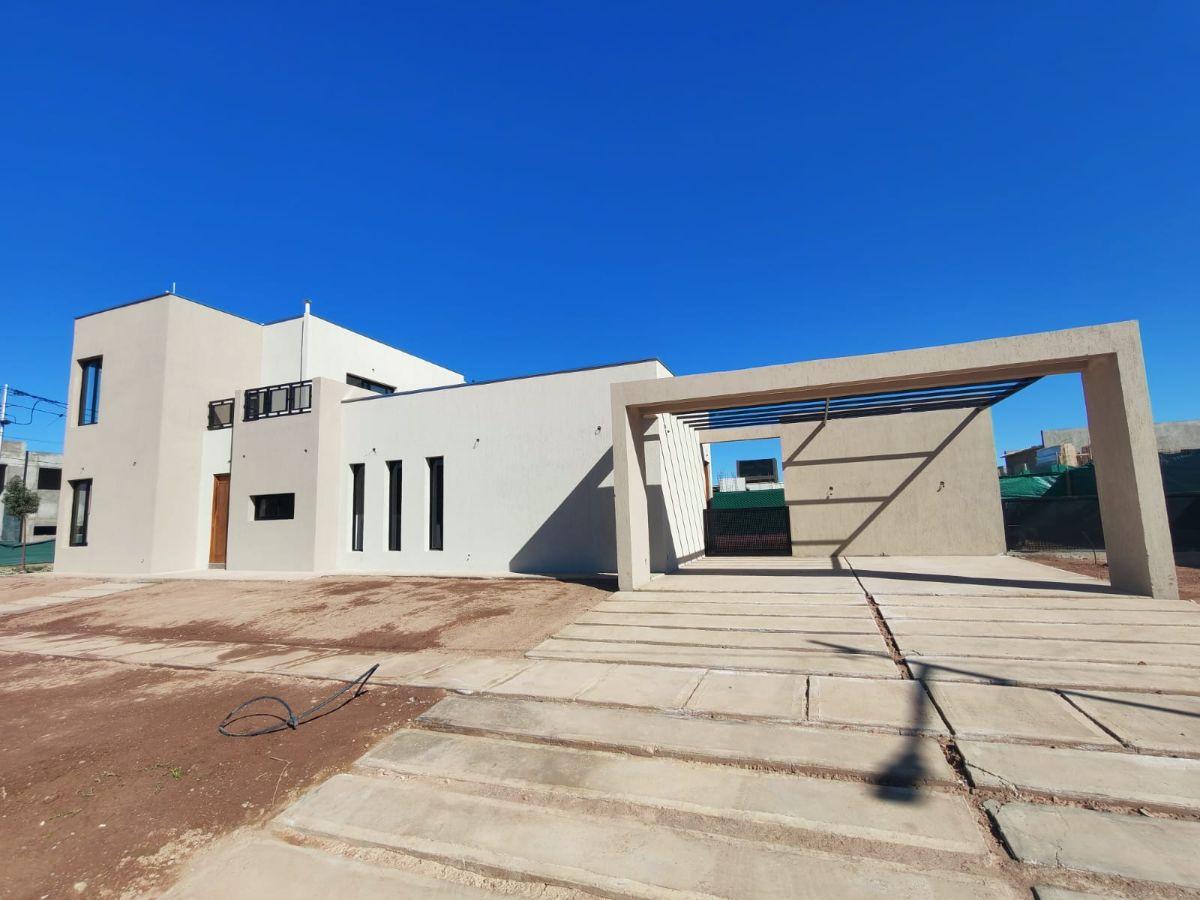 Foto de Notable casa / Aráoz ( Ruta 60 ) y Acceso Sur ( La Quebrada ), imagen 4